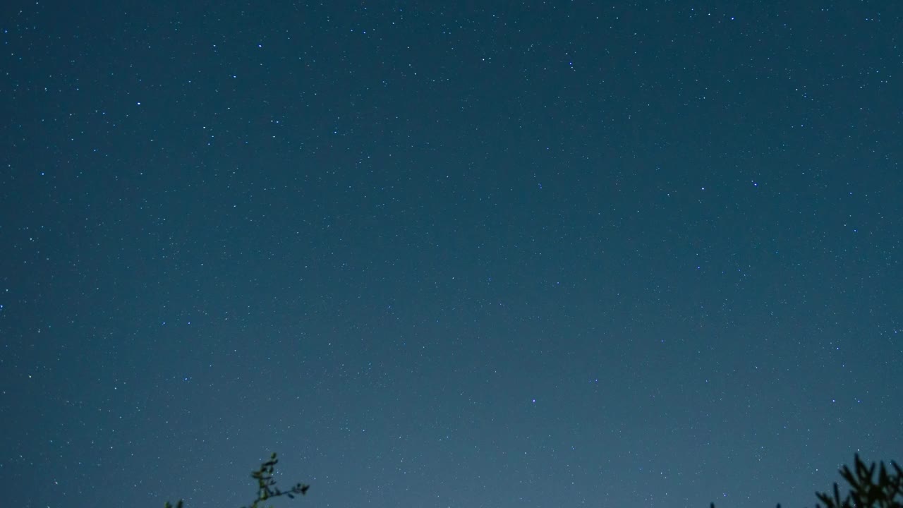 在托斯卡纳的夜晚，星星在天空中移动视频素材