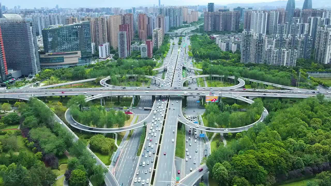 市中心大量高速公路交汇处交叉路口，交通繁忙，超速行驶视频素材