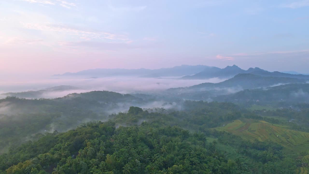阴天拍摄的印尼乡村全景。视频素材