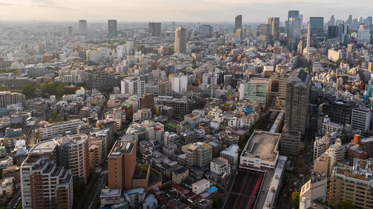 这是东京惠比寿地区的延时鸟瞰图，这是一个人口密集的现代化城市，住宅和商业建筑混合在一起。有一个惠比寿火车站，有几条铁路线经过，4K视频下载