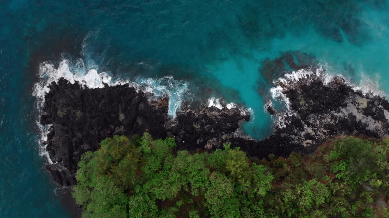 海岸线鸟瞰图，火山岩和蓝色的海洋视频素材