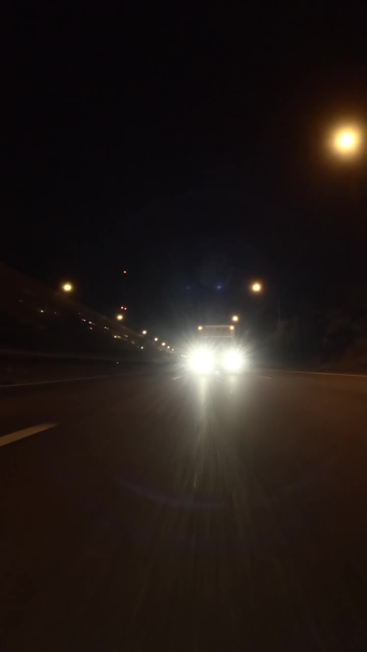 夜间在高速公路上行驶的汽车视频素材