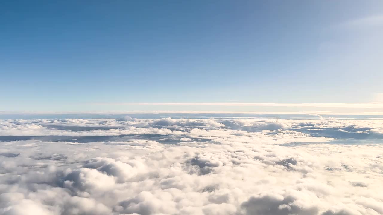 蓝天与云的背景。鸟瞰蓝天白云。在移动的云景中飞行。云的纹理。全景。云在移动。云的纹理。从上面看视频素材