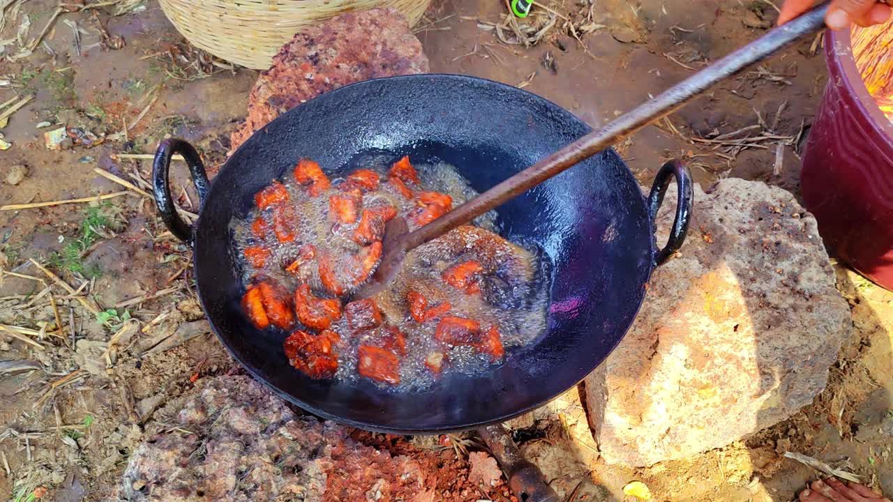 大宴用热油煎鱼视频下载