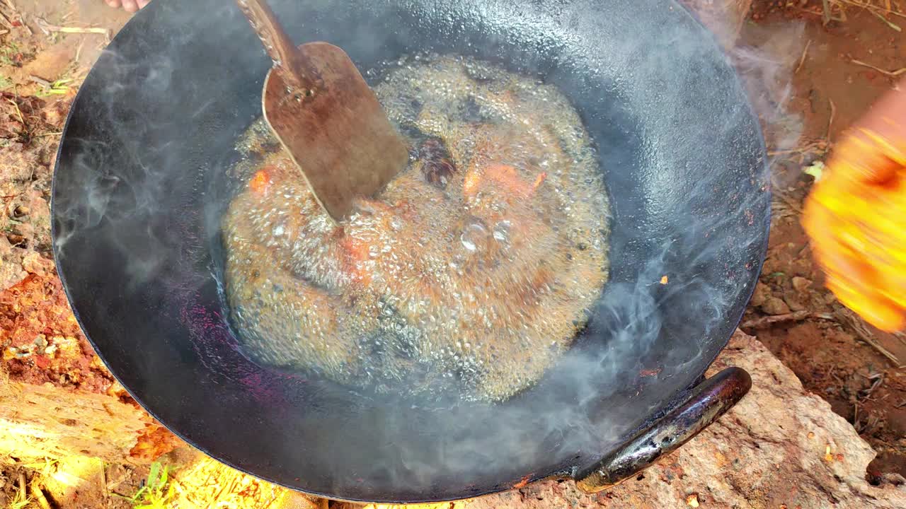 大宴用热油煎鱼视频素材