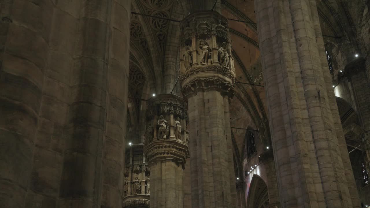 米兰大教堂(Duomo di Milano)或米兰大教堂(Milan Cathedral)或大都会大教堂-圣玛丽诞生大教堂(Metropolitan Cathedral- basilica of The Nativity of Saint Mary)内的内部细节和柱子是意大利伦巴第米兰大教堂。视频素材