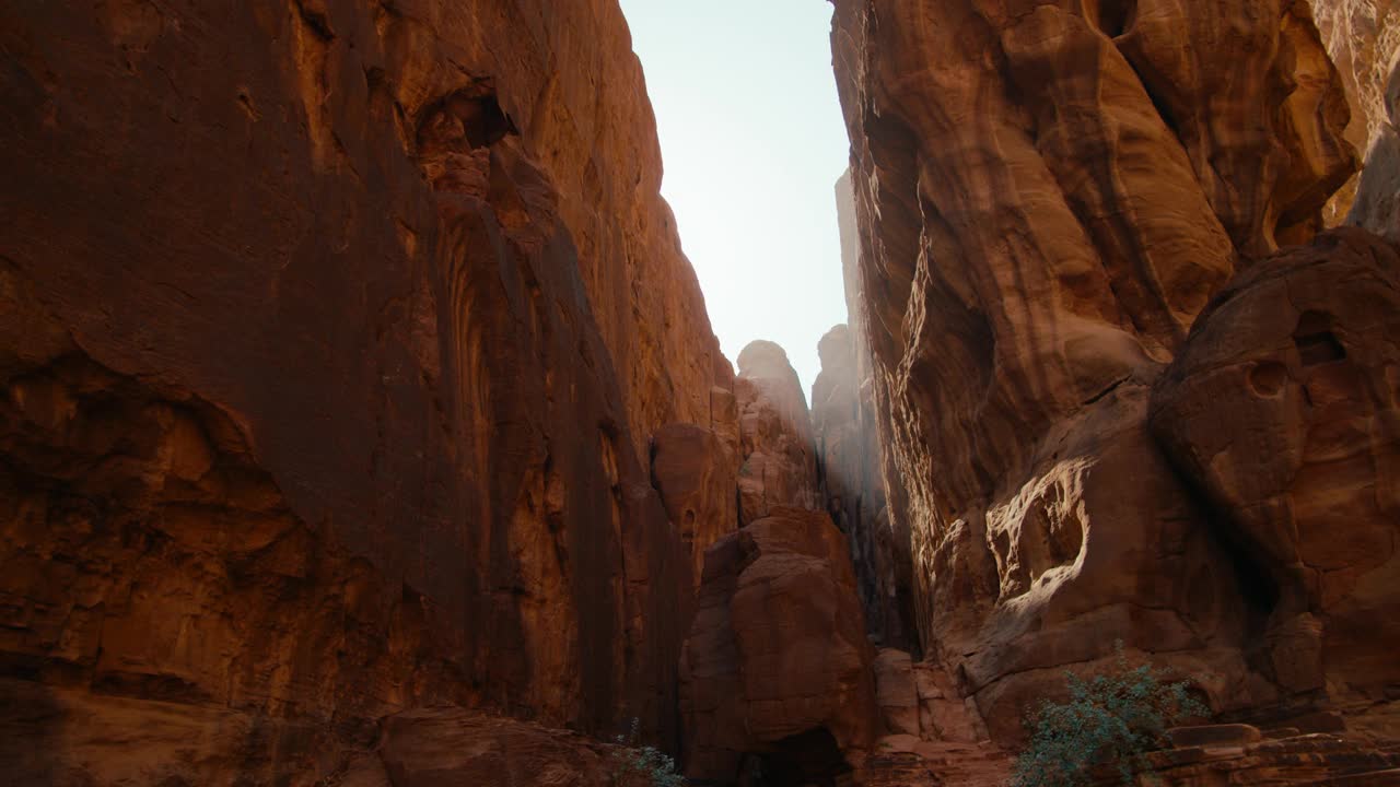 太阳照耀在砂岩岩层在瓦迪拉姆沙漠在约旦，中东视频下载