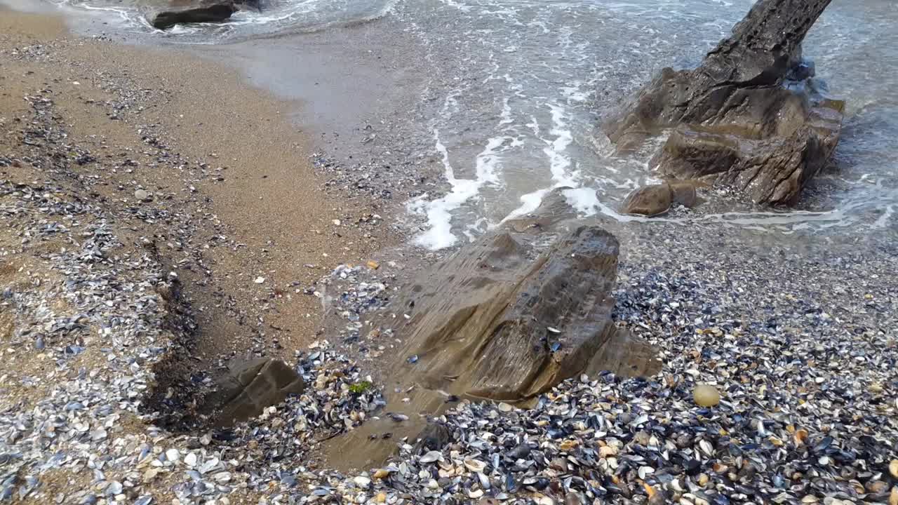 海中岩石的景色视频下载