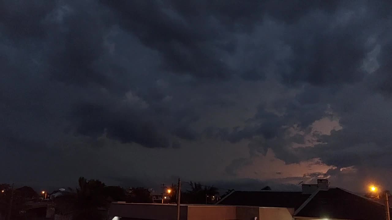 从山顶俯瞰这座城市的夜景视频下载