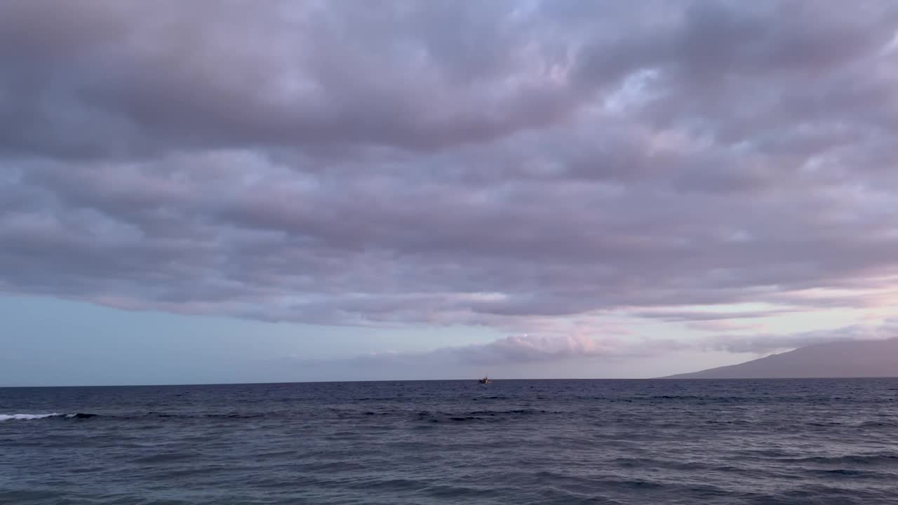 夏威夷毛伊岛风景秀丽的卡纳帕利海滩日落视频下载