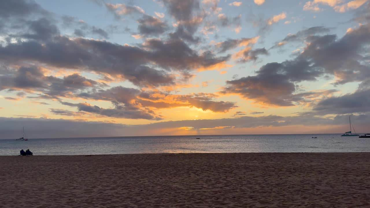 夏威夷毛伊岛风景秀丽的卡纳帕利海滩日落视频下载