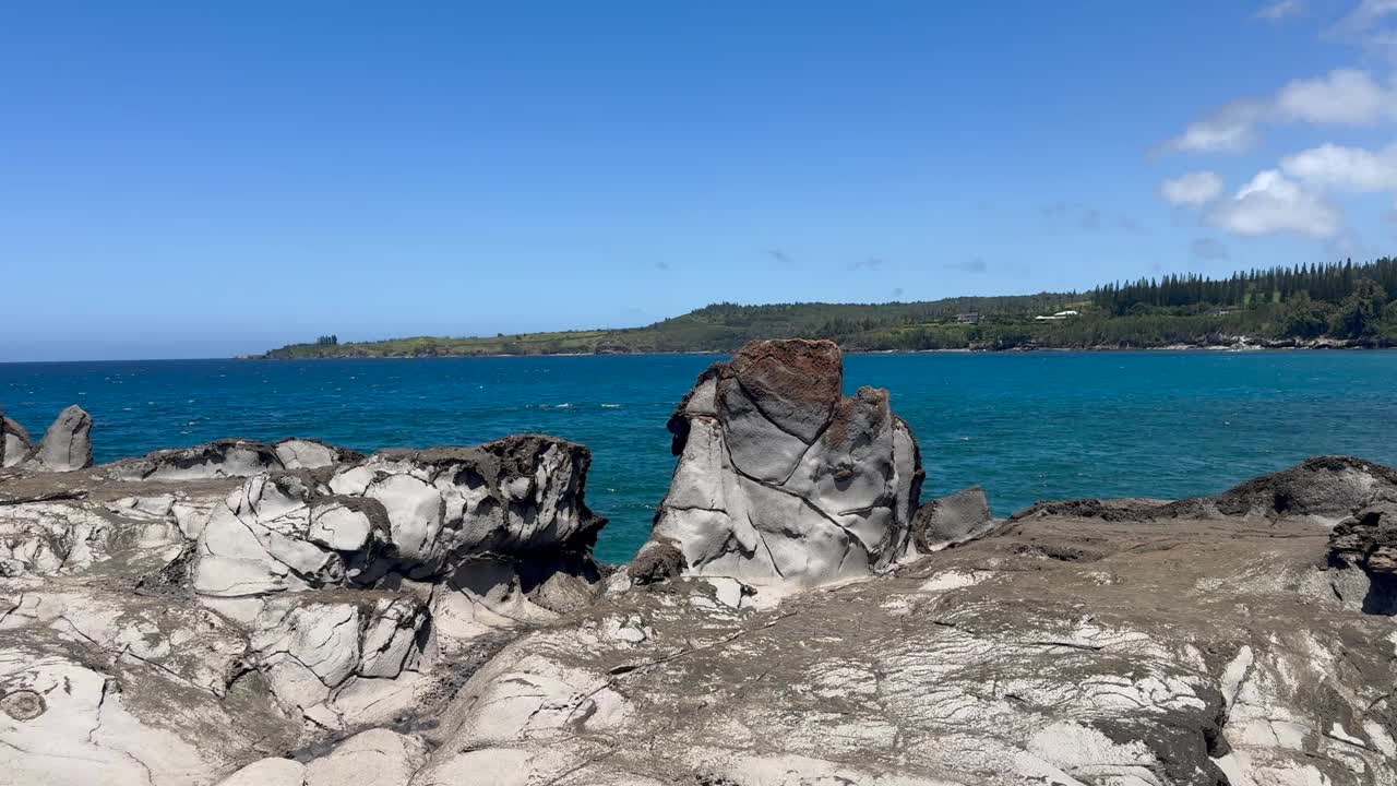 夏威夷毛伊岛，风景秀丽的本诺花湾远景与龙牙岩石在前景视频素材