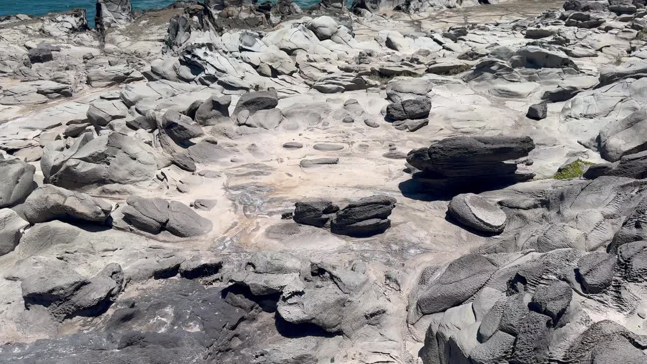 夏威夷毛伊岛，风景秀丽的本诺花湾远景与龙牙岩石在前景视频下载