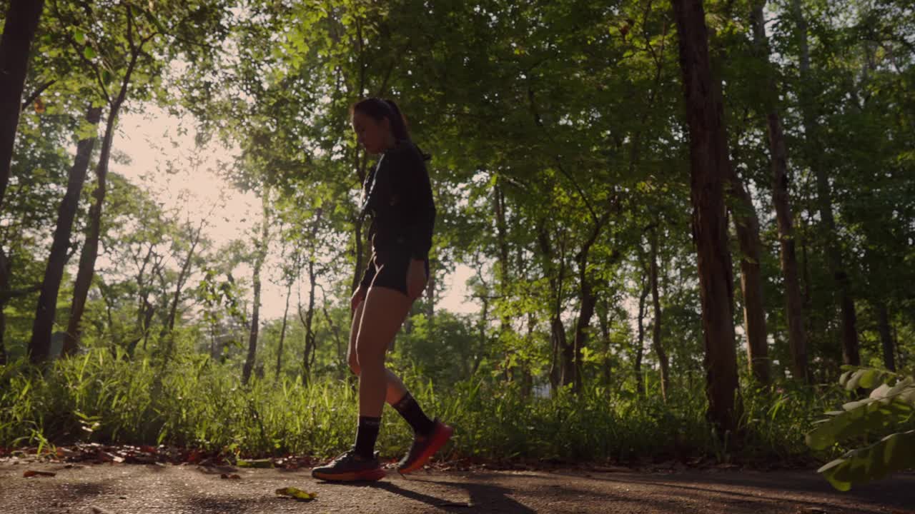 一个女人在森林里走路，她的脚在地上视频下载
