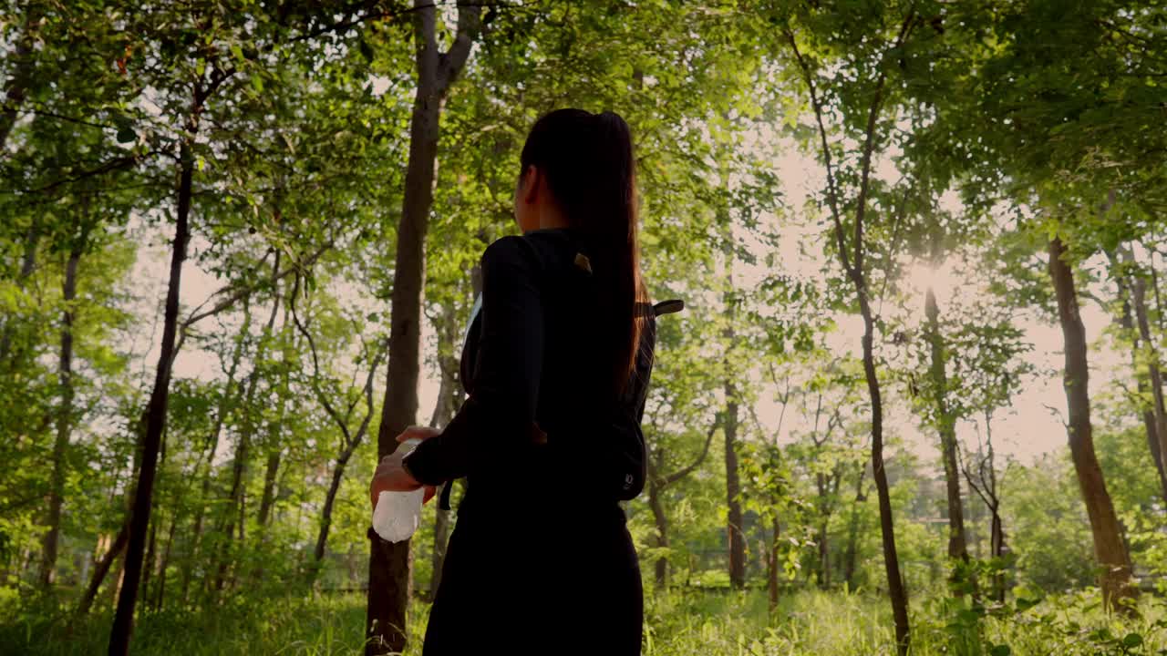 一个女人拿着弓和箭站在森林里视频下载