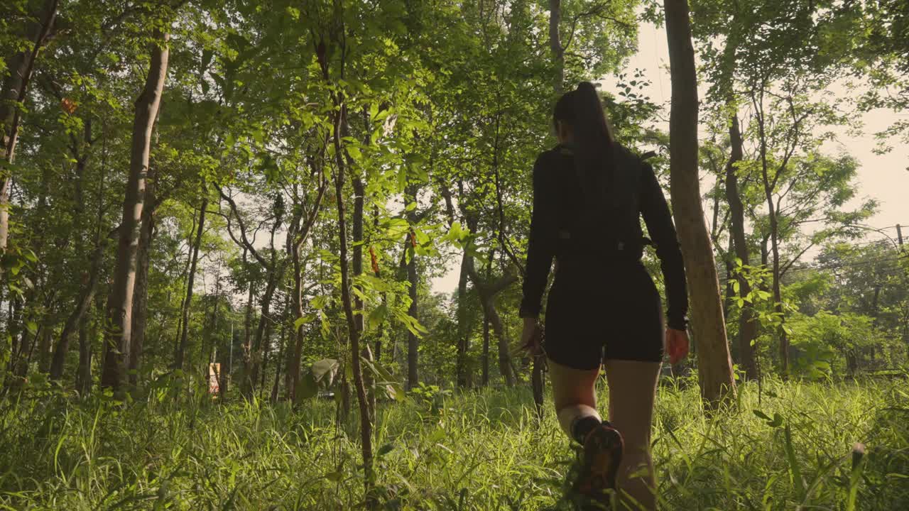 一个女人背着背包穿过森林视频下载