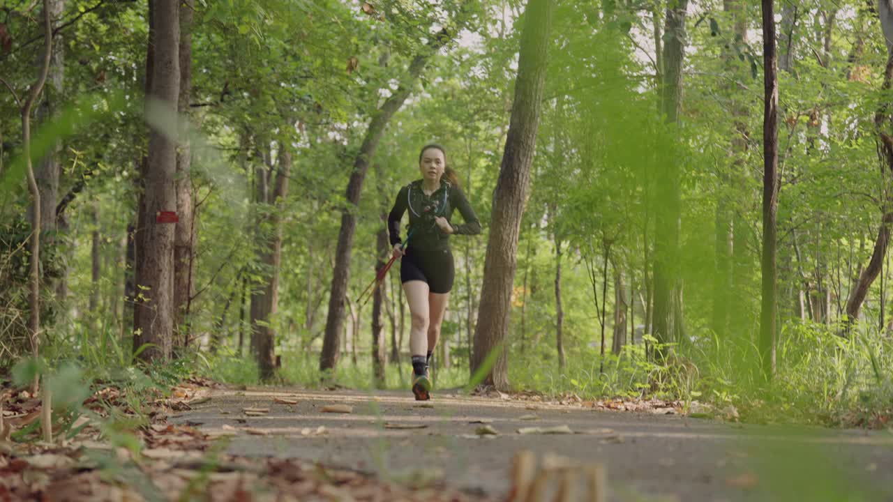 一个女人在森林里奔跑视频下载