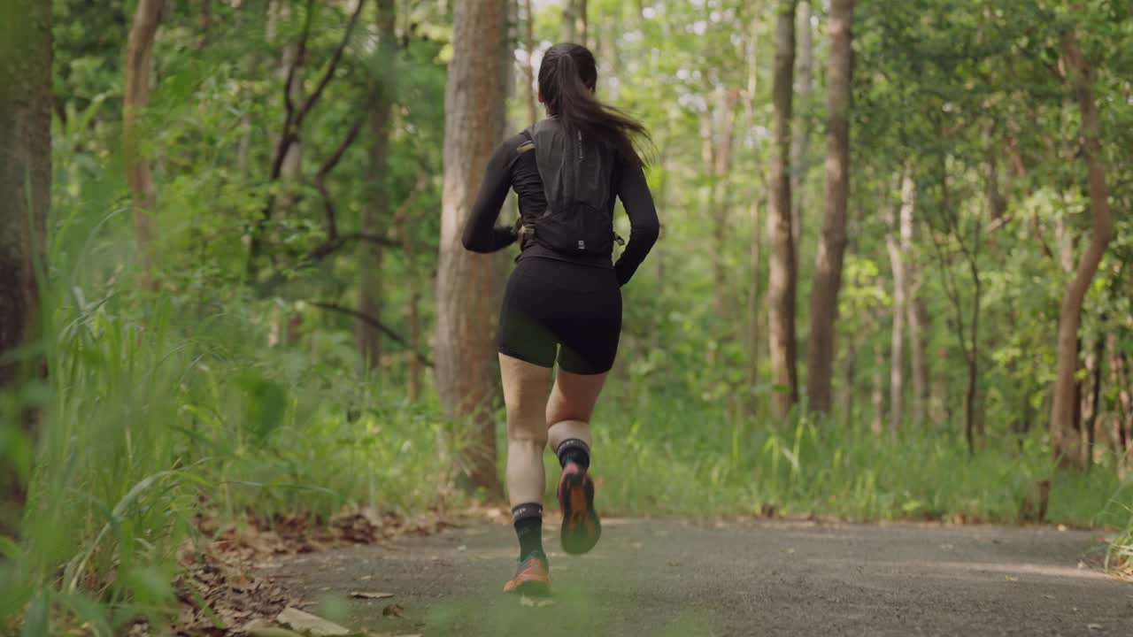 一个女人伸开双臂跑过森林视频下载
