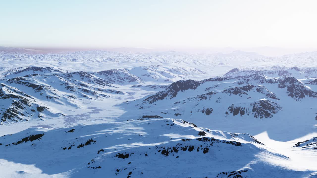 白雪覆盖的山脉，背后是雄伟的山峰视频素材