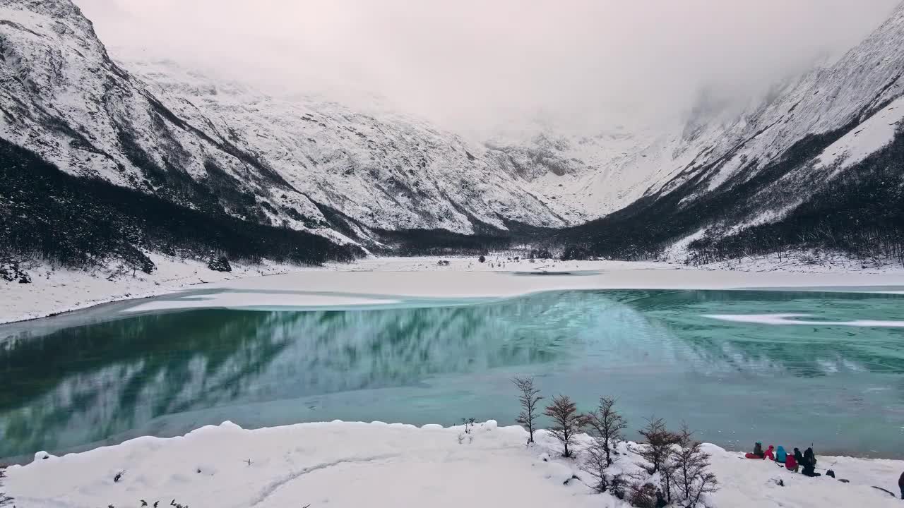 阿根廷乌斯怀亚埃斯梅拉达湖的美丽景色。阿根廷乌斯怀亚宁静的埃斯梅拉达泻湖。在阿根廷巴塔哥尼亚冰川脚下形成的泻湖视频下载