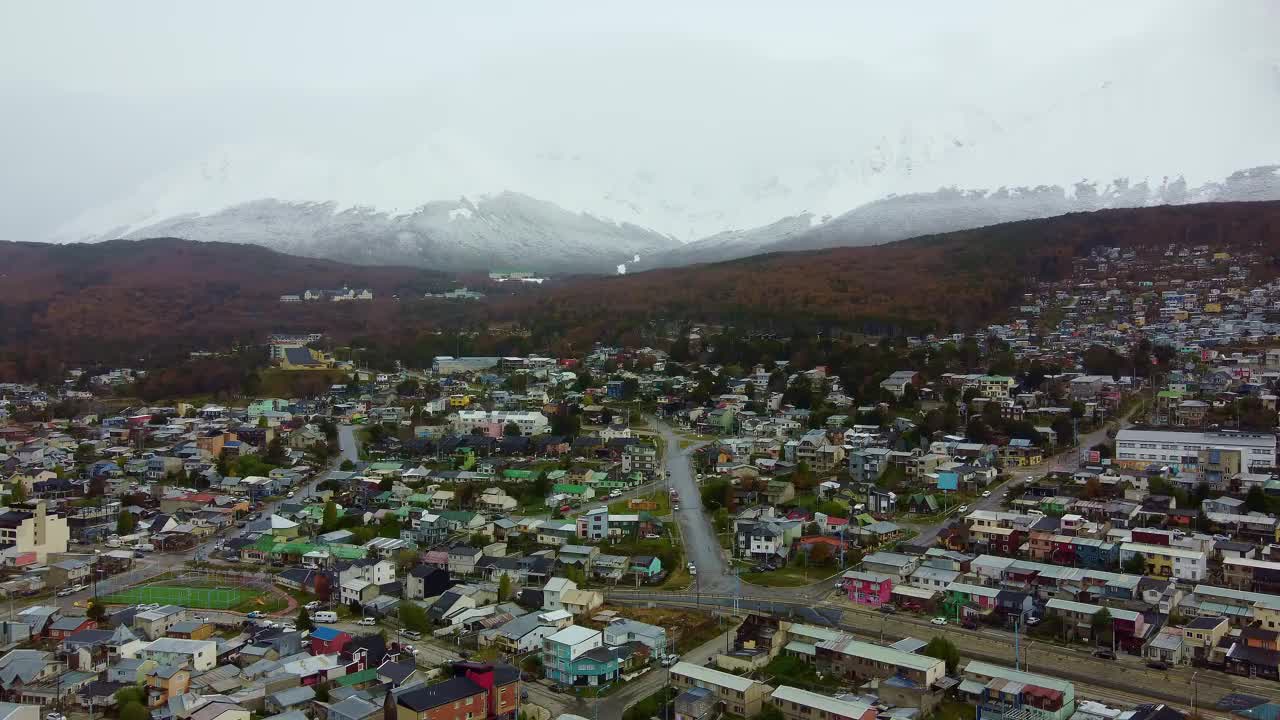 傍晚时分的乌斯怀亚市，灯火通明，前景是湖泊，背景是雪山。阿根廷巴塔哥尼亚,视频下载