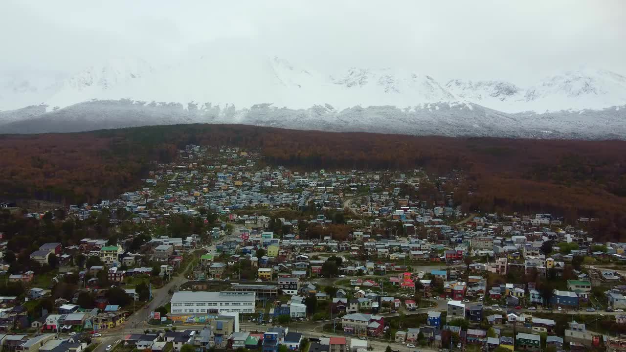 傍晚时分的乌斯怀亚市，灯火通明，前景是湖泊，背景是雪山。阿根廷巴塔哥尼亚,视频下载