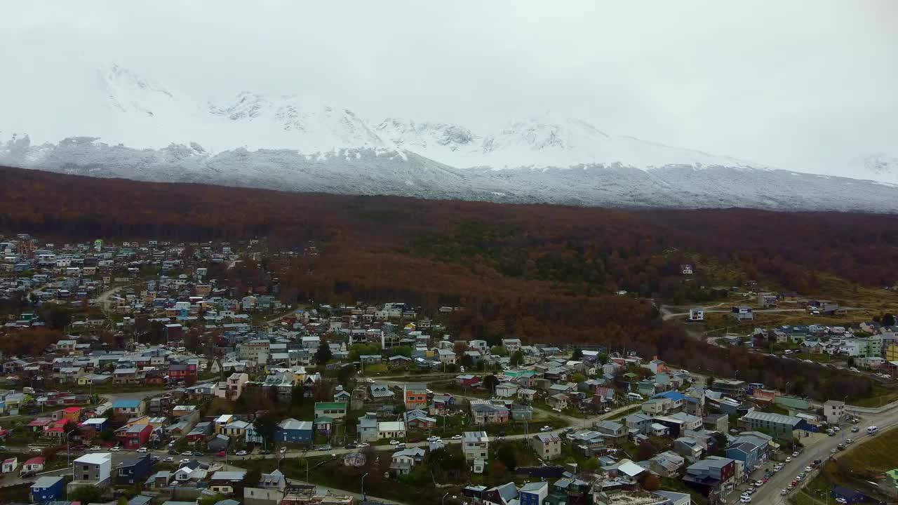 傍晚时分的乌斯怀亚市，灯火通明，前景是湖泊，背景是雪山。阿根廷巴塔哥尼亚,视频下载