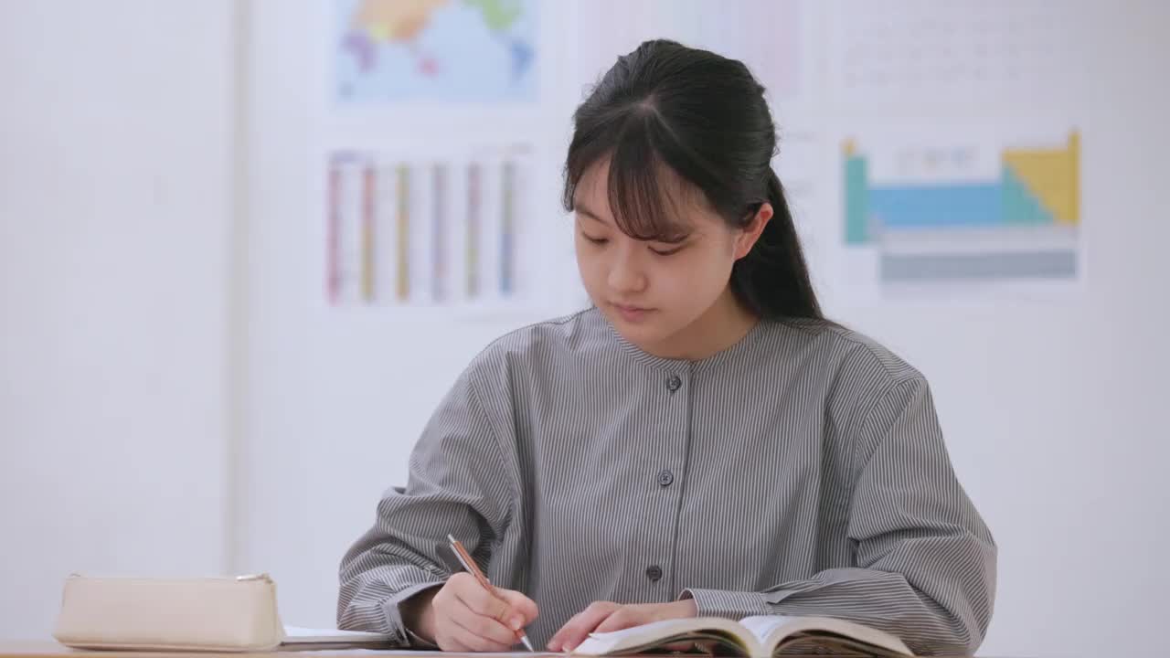 在补习班学习的日本女高中生视频下载