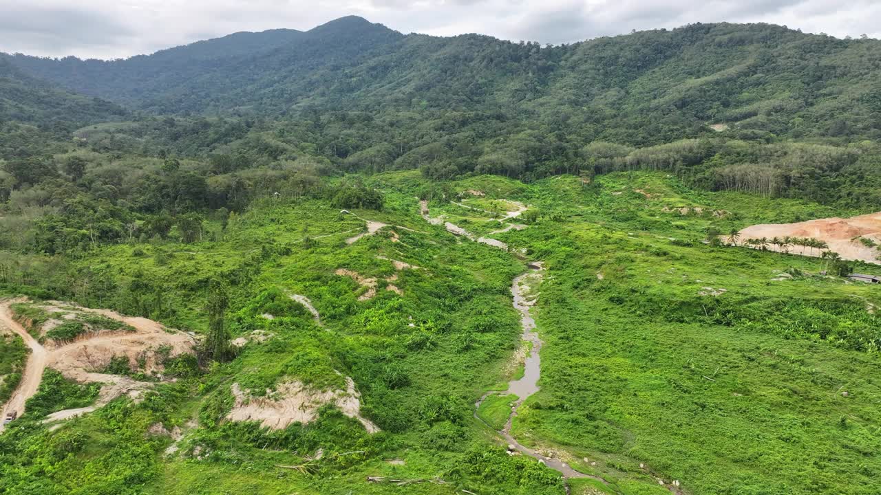 空中无人机看到美丽的天空道路在山顶与绿色丛林。在山路弯道上的公路旅行。视频素材