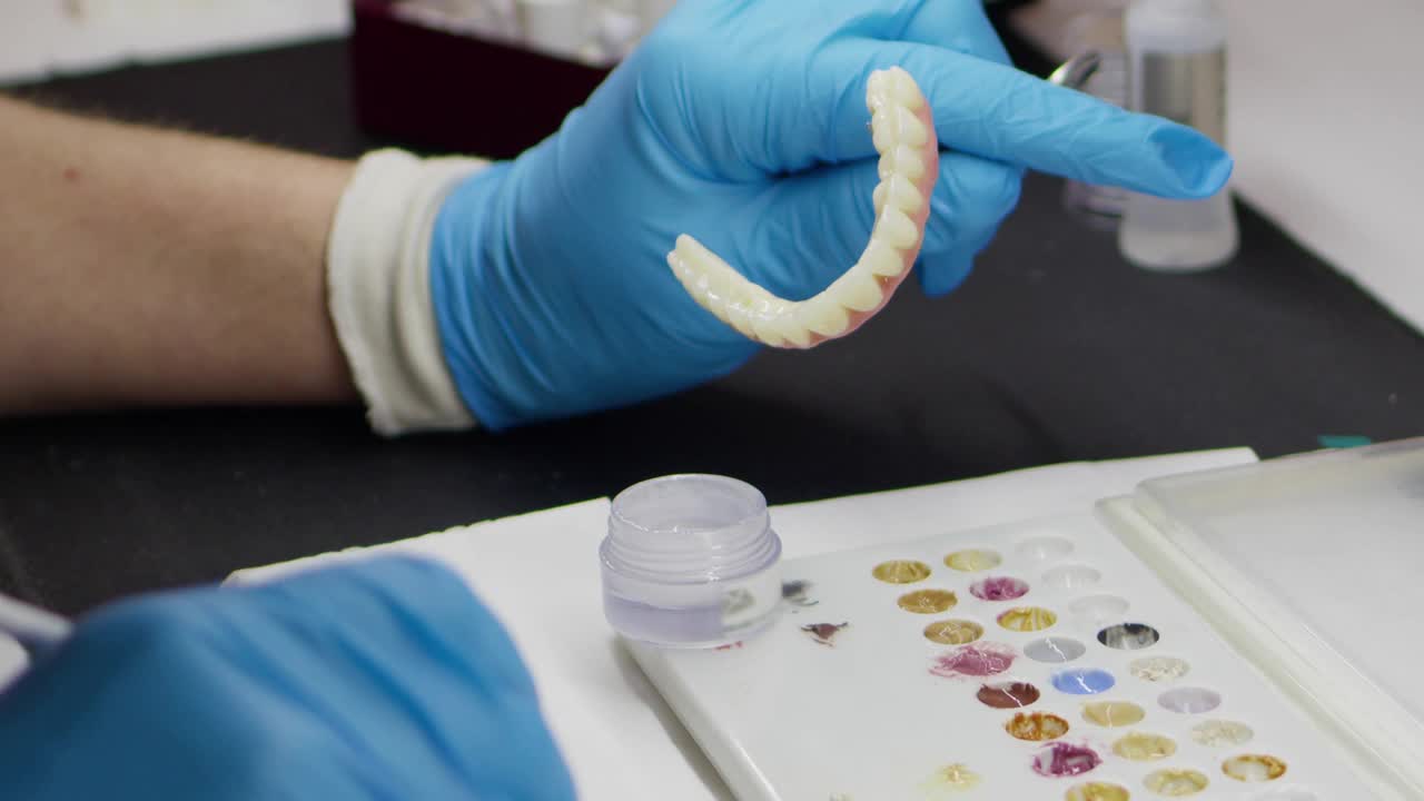牙科实验室锆瓷和种植体的研究视频下载