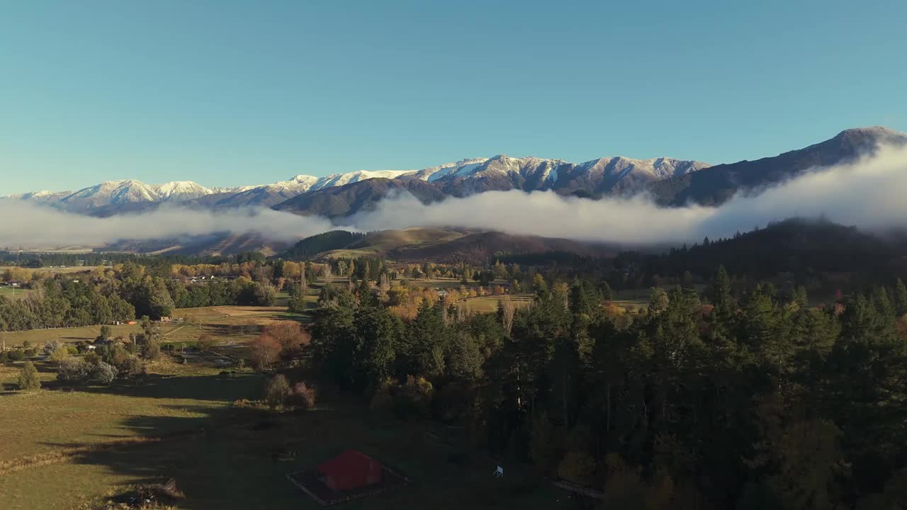 航拍无人机捕捉到令人惊叹的风景、山脉、茂密的森林视频下载