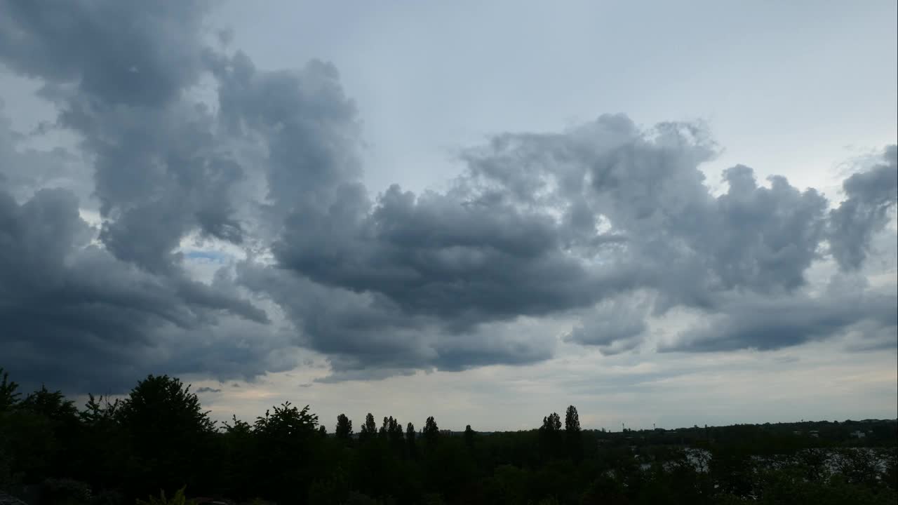 戏剧性的暴风雨天空的时间流逝。视频素材