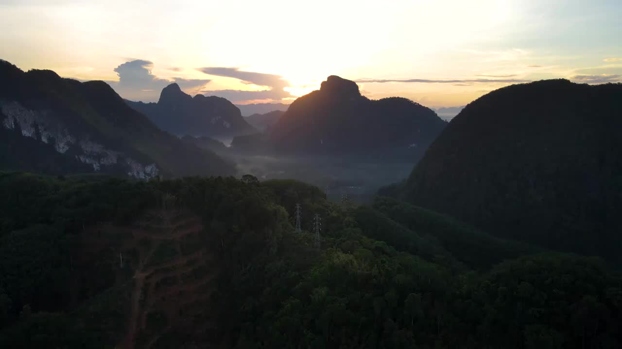 日出时美丽的山和云雾自然景观的航拍镜头视频素材