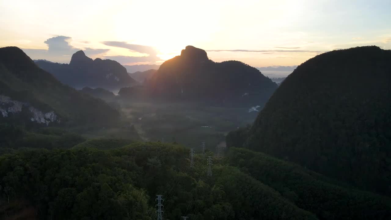 鸟瞰山顶，美丽的天空在金色的时间里颜色惊人。视频素材