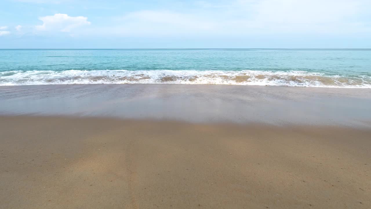 海滩、海沙和天空。夏日沙滩海景的景观景观。泳滩空间面积视频素材