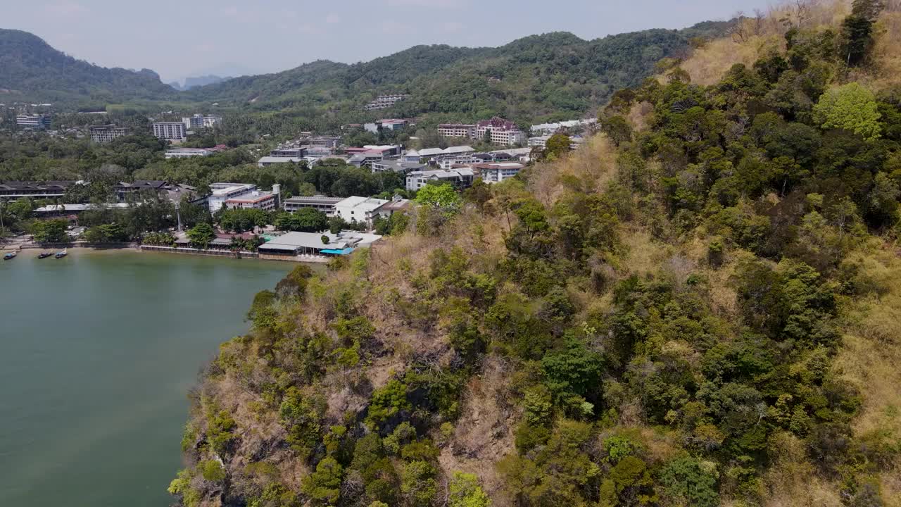 无人机鸟瞰图-从山口到泰国甲米海滩的海滨山路全景视频素材