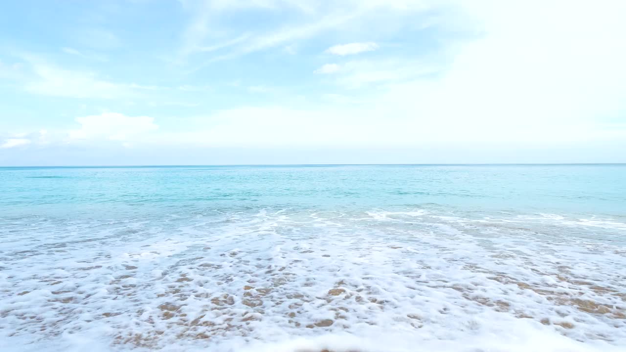 阳光明媚的夏日沙滩海景。美丽的海景蓝天，复制空间，面积空旷视频素材