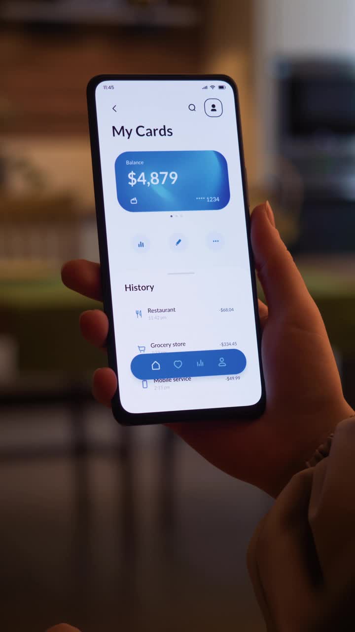 使用数字银行app监控费用。手机预算和费用跟踪应用。虚构的接口。视频下载