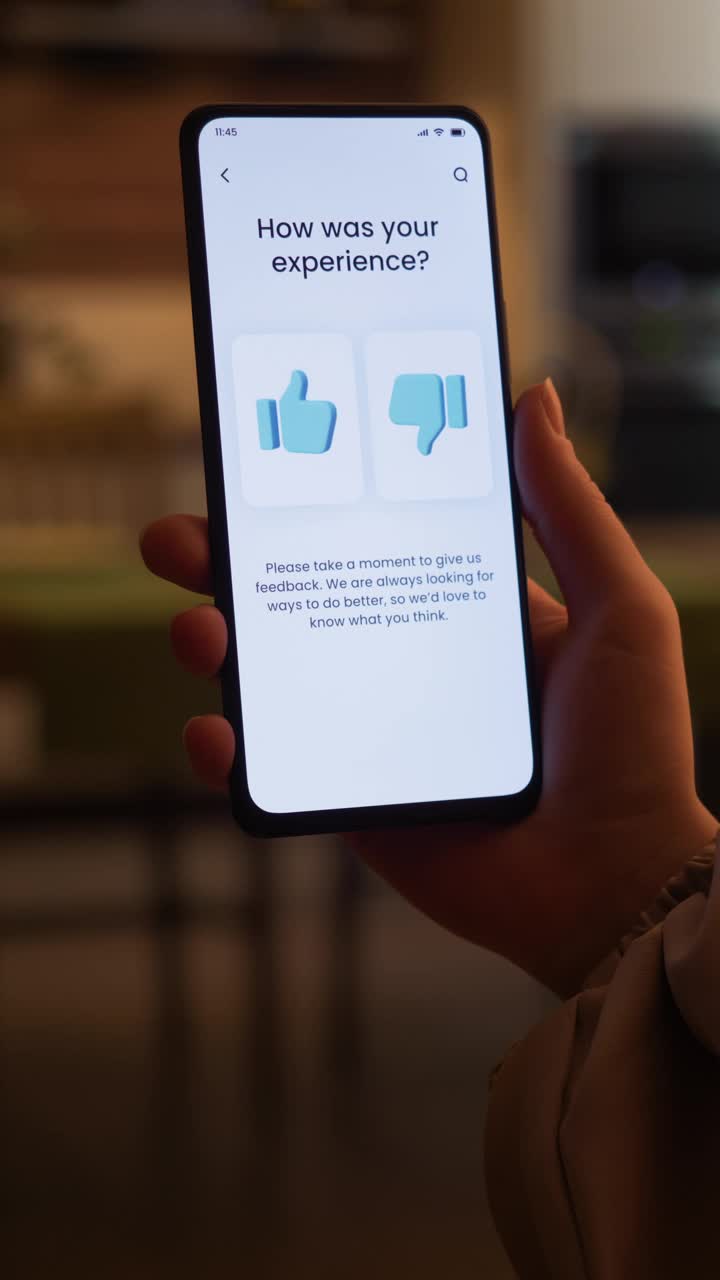 按下大拇指按钮，留下良好的客户反馈。顾客满意概念。虚构的接口。视频下载