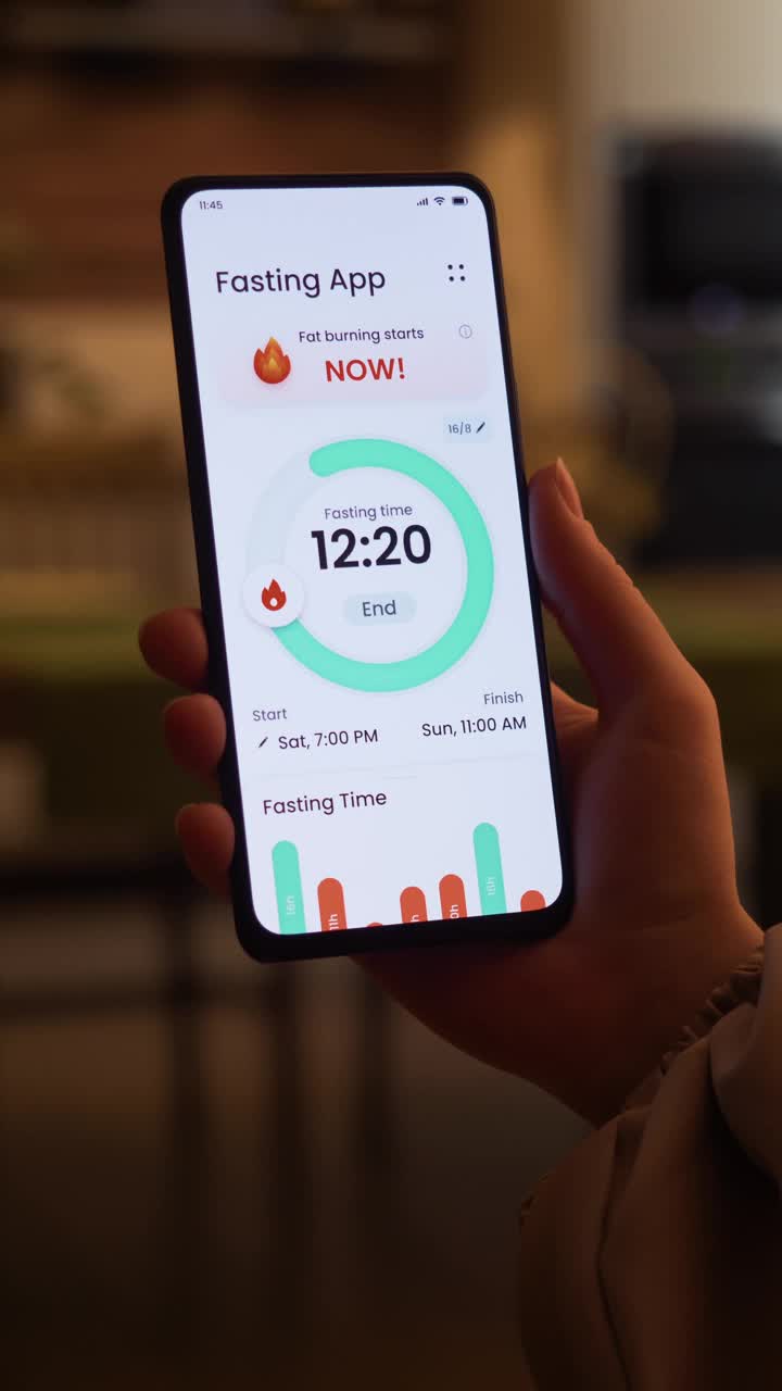 使用特殊的智能手机应用程序跟踪间歇性禁食时间。在移动应用程序的帮助下进行有时间限制的饮食。虚构的接口。视频素材
