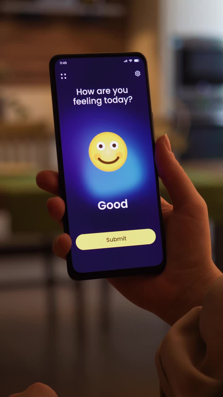 在一款心理健康应用程序上追踪情绪。选择一个快乐的表情符号并将其提交给数字期刊。虚构的接口。视频下载