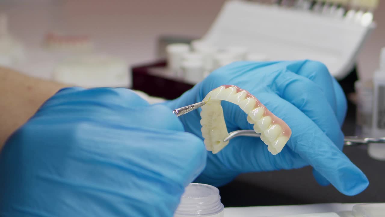 牙科实验室锆瓷和种植体的研究视频下载
