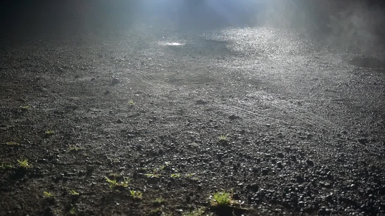 万圣节魔术怪异的视觉特效元素大气烟雾，烟雾背景，抽象烟雾云，烟雾在黑色背景上的慢动作，白色烟雾慢慢漂浮通过空间与黑色bg。视频下载