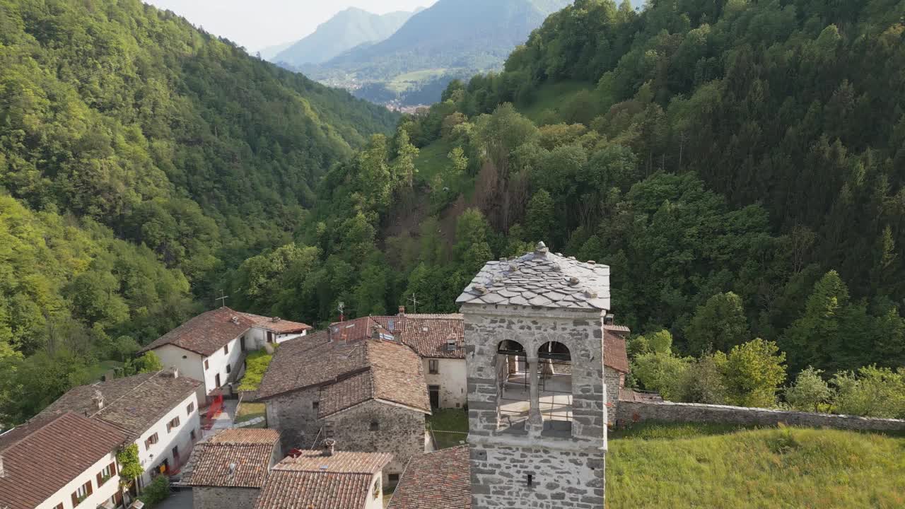 鸟瞰图Cornello dei Tasso，位于意大利伦巴第省贝加莫省布雷姆巴纳山谷的古老村庄视频素材