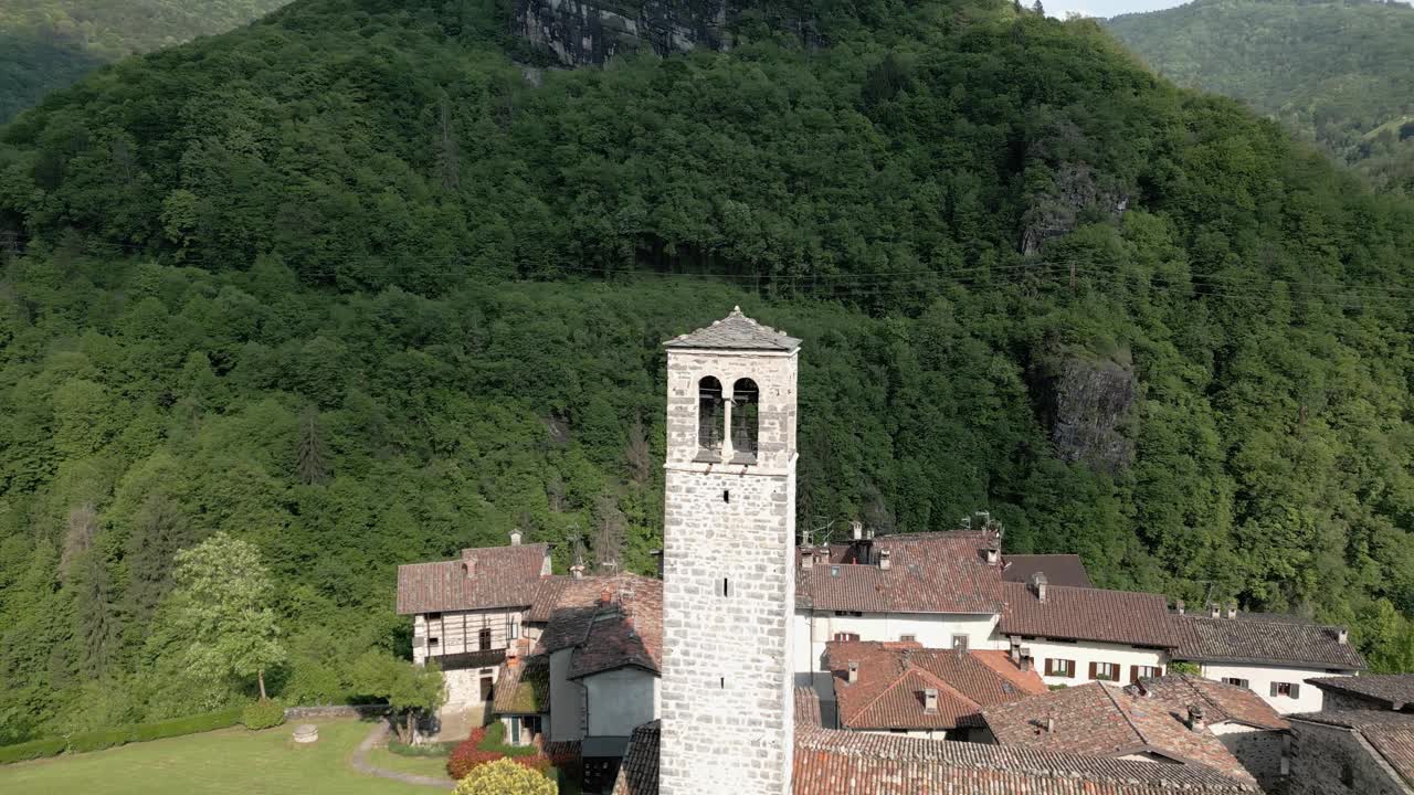 鸟瞰图Cornello dei Tasso，位于意大利伦巴第省贝加莫省布雷姆巴纳山谷的古老村庄视频素材