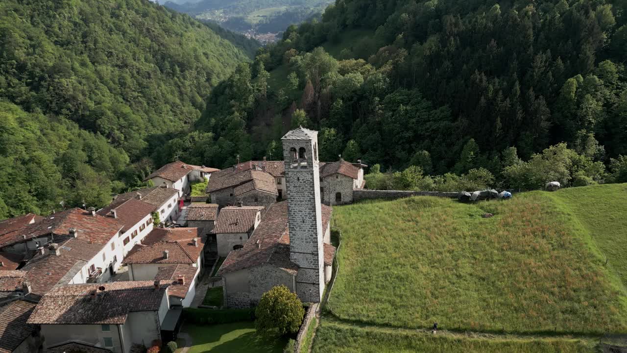 鸟瞰图Cornello dei Tasso，位于意大利伦巴第省贝加莫省布雷姆巴纳山谷的古老村庄视频下载