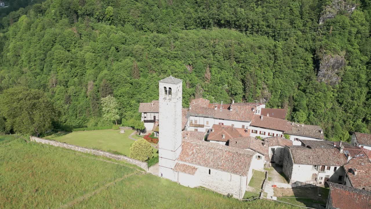 鸟瞰图Cornello dei Tasso，位于意大利伦巴第省贝加莫省布雷姆巴纳山谷的古老村庄视频下载