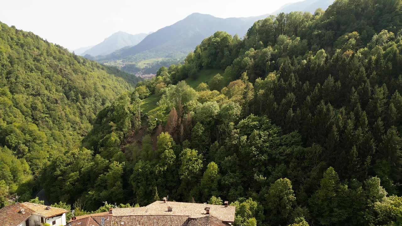 鸟瞰图Cornello dei Tasso，位于意大利伦巴第省贝加莫省布雷姆巴纳山谷的古老村庄视频下载