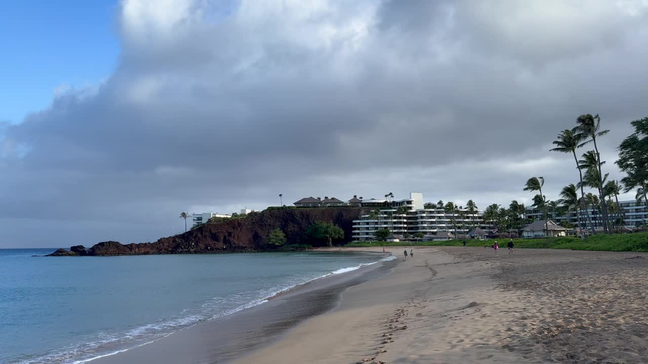 清晨，夏威夷毛伊岛的卡纳帕利海滩的黑岩海滩景色优美视频下载