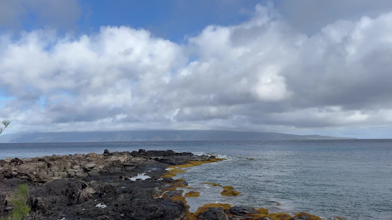 沿着夏威夷毛伊岛的卡帕鲁阿海岸小径，美丽的纳马鲁湾景色，背景是莫洛凯岛视频下载